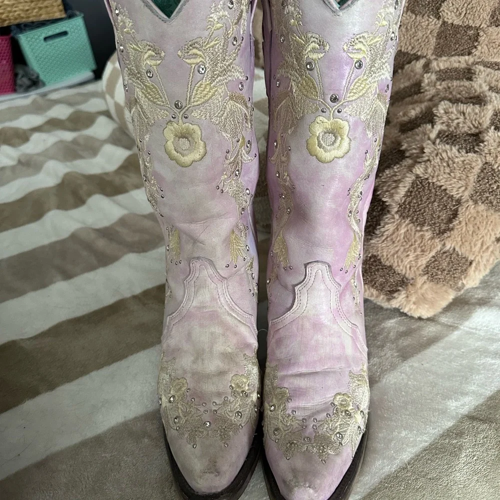 Corral Lavender Embroidered Snipped Toe Cowboy Boots - Picture 2 of 6